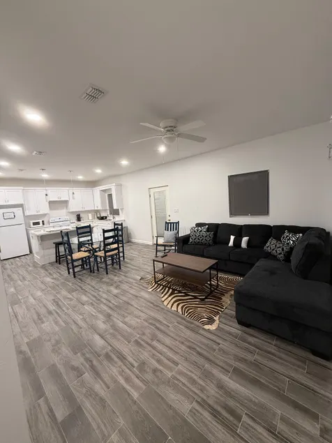 Modern2BR/2BA Home Near Downtown - Image 1