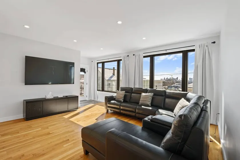 Luxurious Open-Concept Home with Skyline View - Image 1