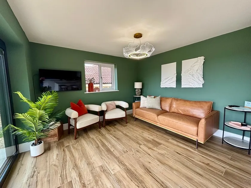 Detached 2bed Bungalow Garden Off Road Parking - Image 1