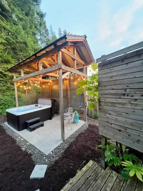 Water & Mtn Views! Hot Tub, Walk to Beach + A/C - Image 1