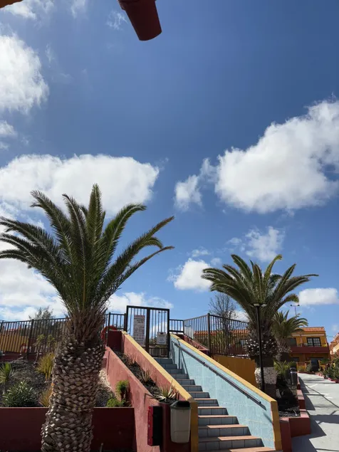 Apartment with pool near the airport - Image 1