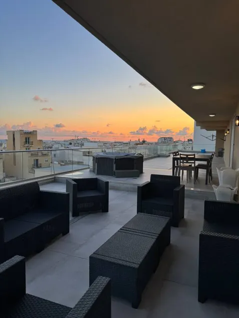 Skyline Soak, Views & Jacuzzi - Image 1