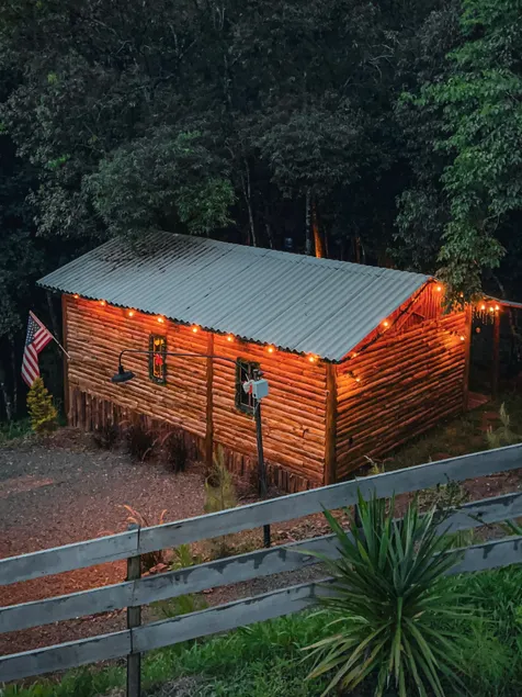 Yellowstone Cabin: An American Immersion in SC - Image 1