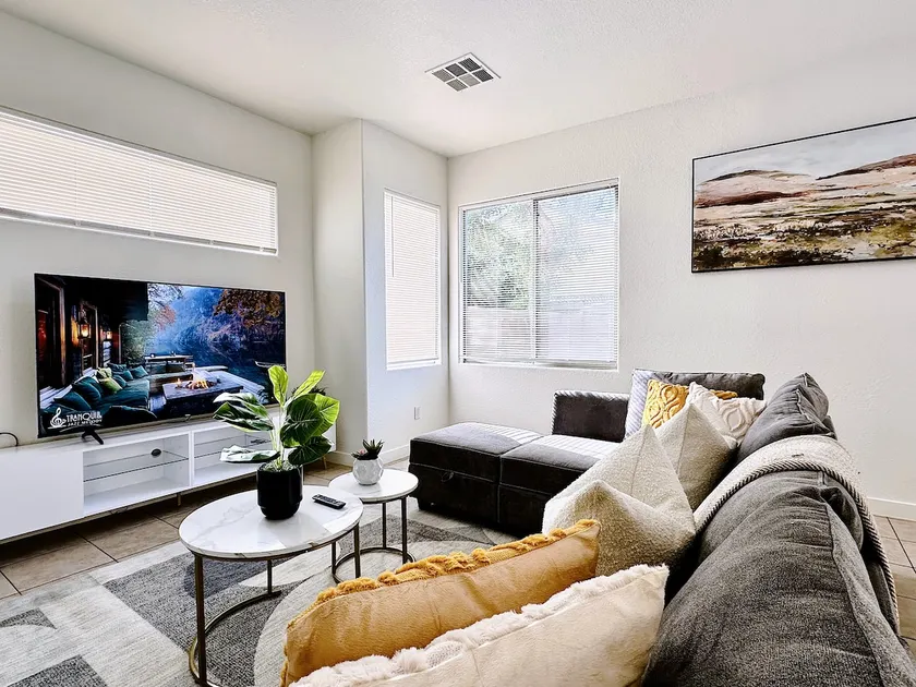 Chic & Spacious 5BR 7Beds｜Pool Table｜NEW furniture - Image 1