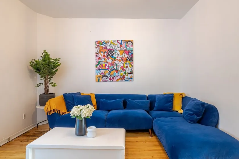 Grand 4BR – Your Spacious Mont-Royal Retreat - Image 1