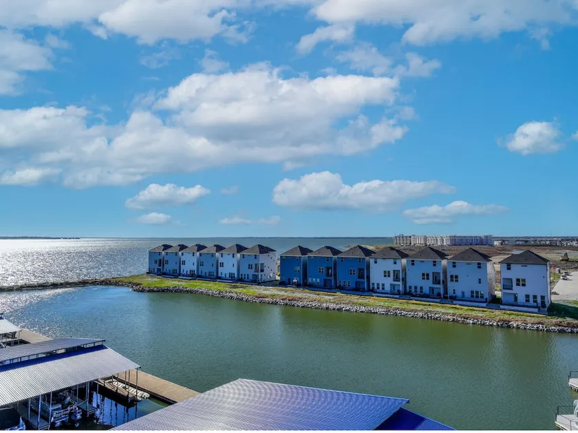 Gem by the Lake - Luxury Waterfront Retreat - Image 1