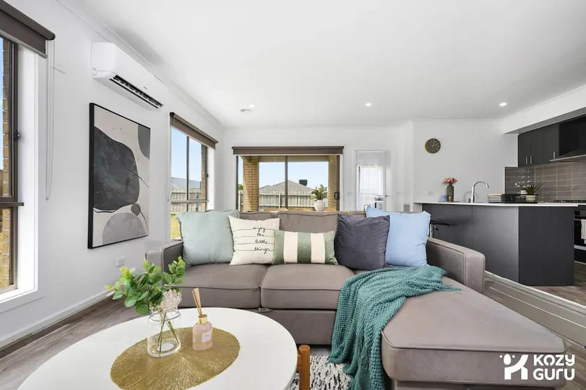 KozyGuru Pakenham Comfortable 4-Bedroom House - Image 1
