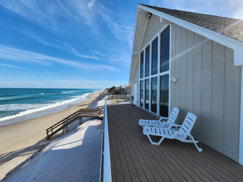 Paradise Reunion: Beachfront Escape for Groups - Image 1