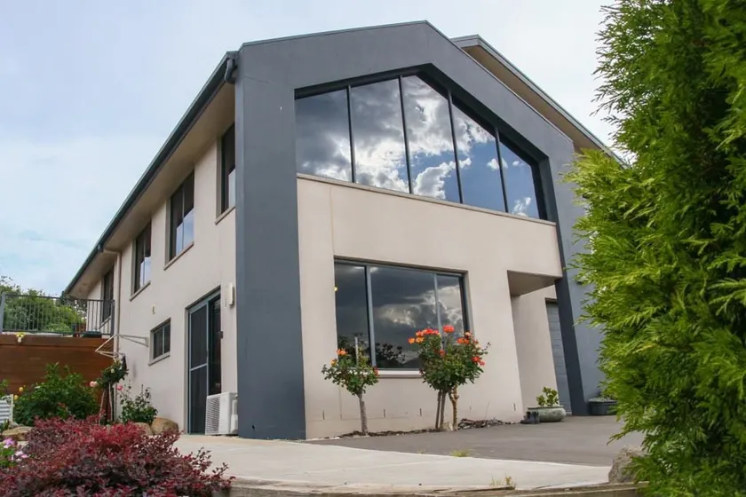 Lovely s/c bedsit near Hobart with VIEWS & parking - Image 1