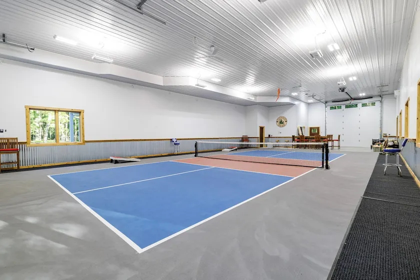 Indoor Pickleball, Sleeps 14, Easy Walk to lake - Image 1