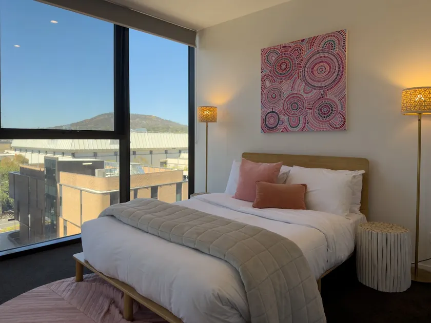 2BD 2BA Urban Retreat with Parking, Gym, Pool - Image 1