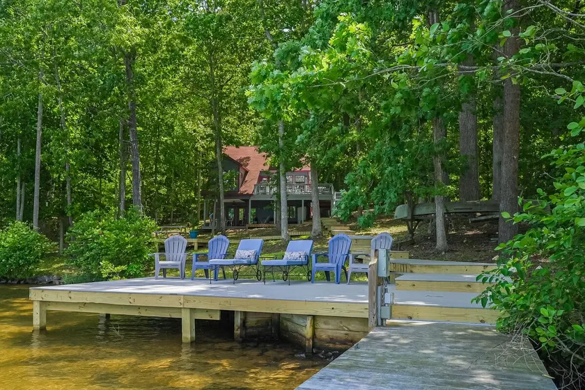 Spacious pet friendly waterfront house with patio - Image 1