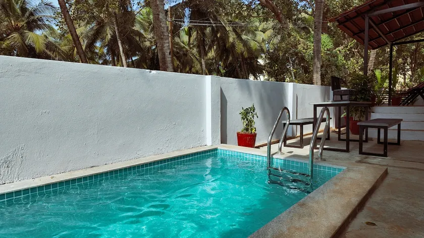 SloMo Villa - Private Pool, Field View, Beach Fun - Image 1