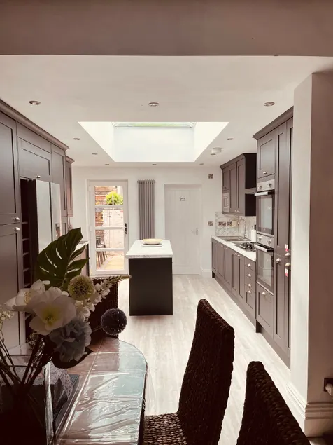Stylish 5-Bed Home, EV Charger, Off-Street Parking - Image 1
