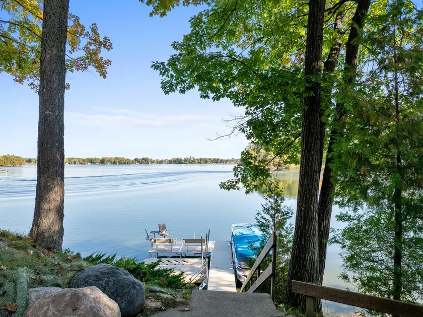Spacious Home Lakefront Retreat - Image 1