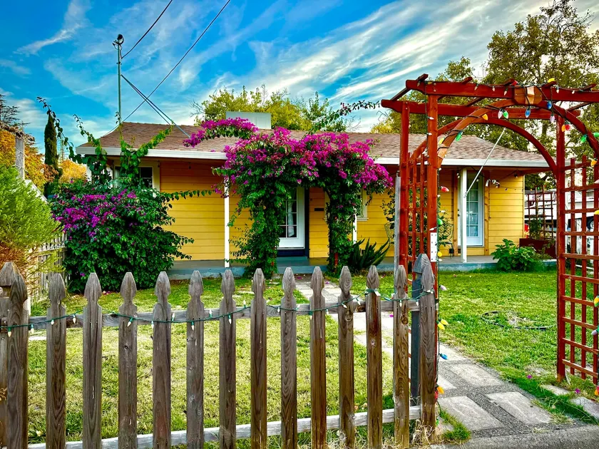 Midtown Retreat | Spacious | Silky Hens | Artistic - Image 1