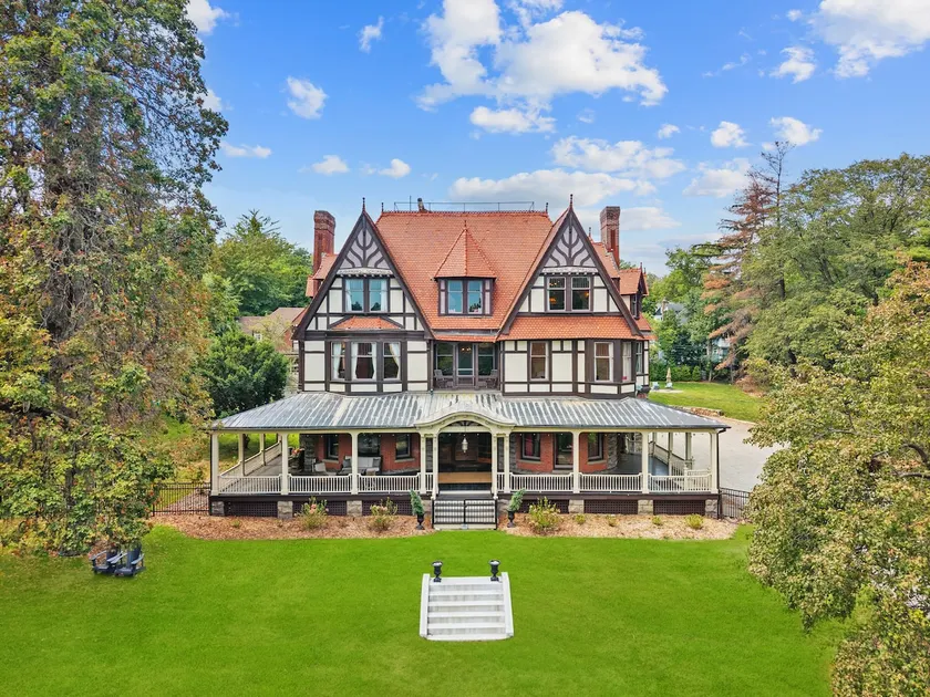 Historic Evergreens House in Exclusive Montclair - Image 1