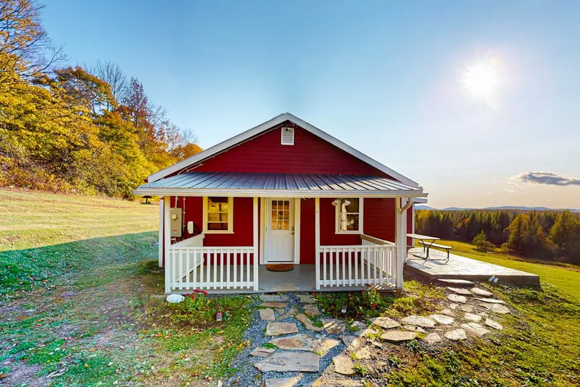 2BR house mountain views, large yard, firepit - Image 1