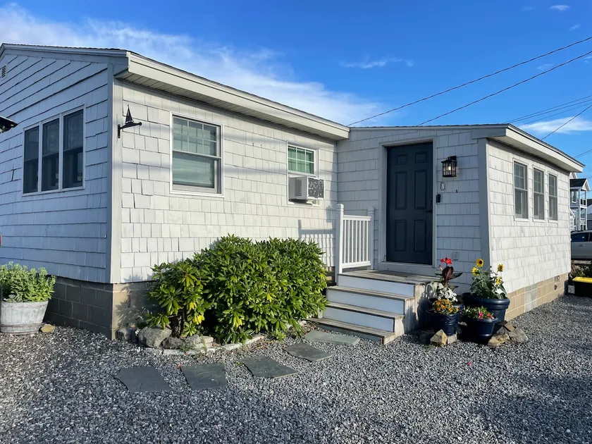 Cottage | Sleeps 8 | Parking | 5 min Walk to Beach - Image 1