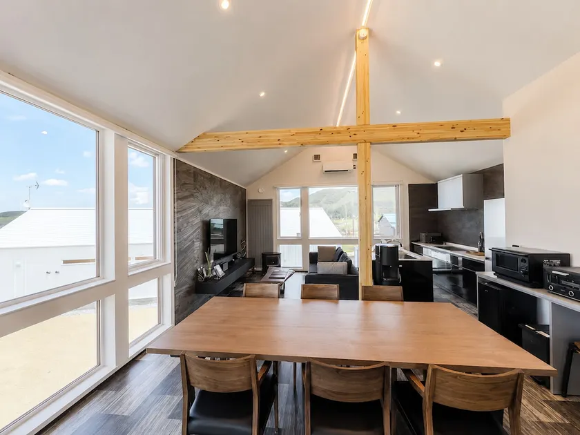 Walk to Golf & Ski | BBQ | Stunning Living - Image 1