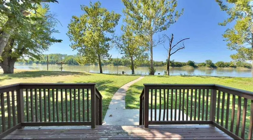 Waterfront 4BR House w/ Sunset View & Fenced Yard - Image 1