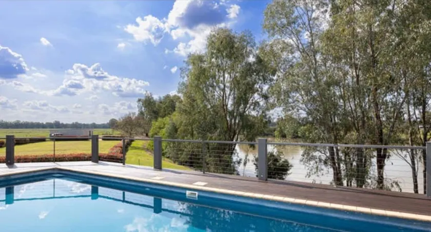 Lagoon-Side Retreat with Pool. Sleeps 10 2kms CBD. - Image 1