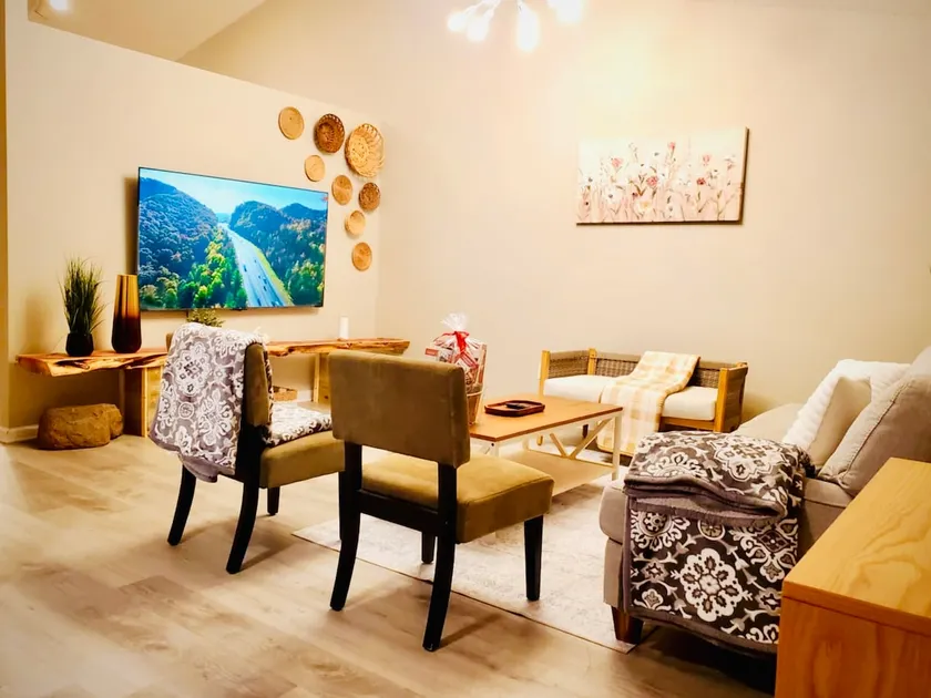3BR Near Downtown | King Bed | Fast WiFi | Parking - Image 1