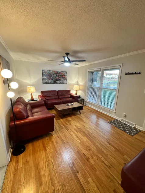3 Bed 1.5 Bath Apt Pet Friendly Fenced Yard - Image 1