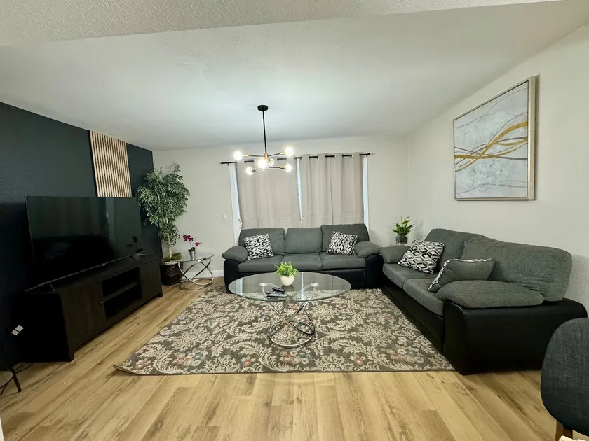 Beautifully renovated townhouse - Image 1