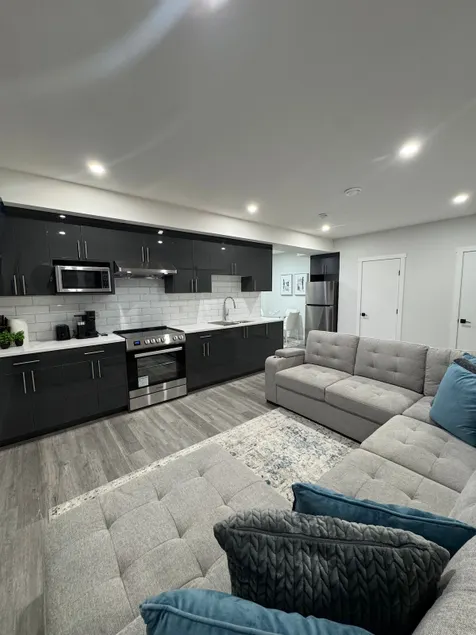 Airport Stylish 1 Bedroom suite with large TV - Image 1