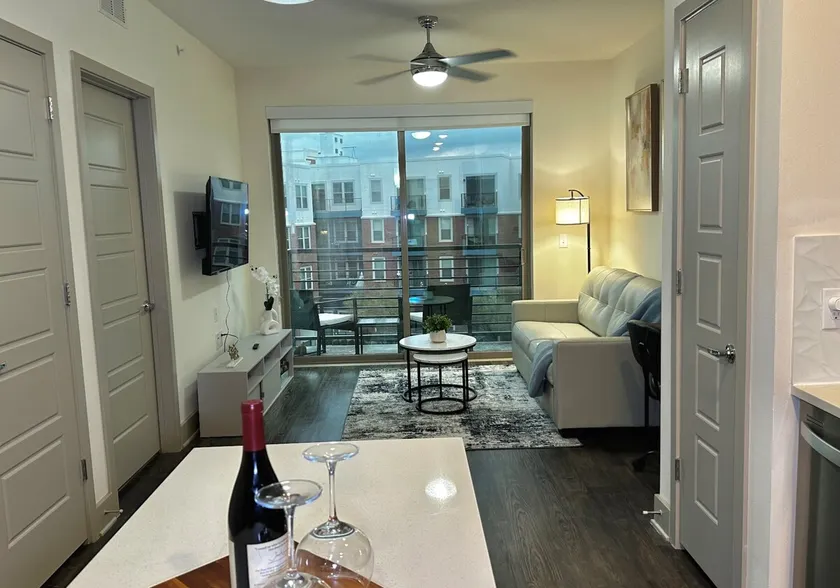 Modern & Cozy Apt with pool in prime location - Image 1