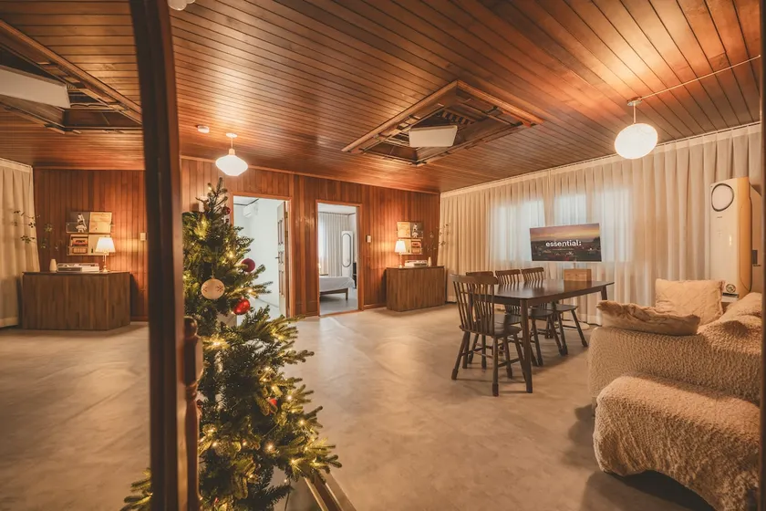 Quiet 3-room accommodation 10 minutes from Busan Station, for up to 8 people, with a spacious living room and 4 queen-size beds - Image 1