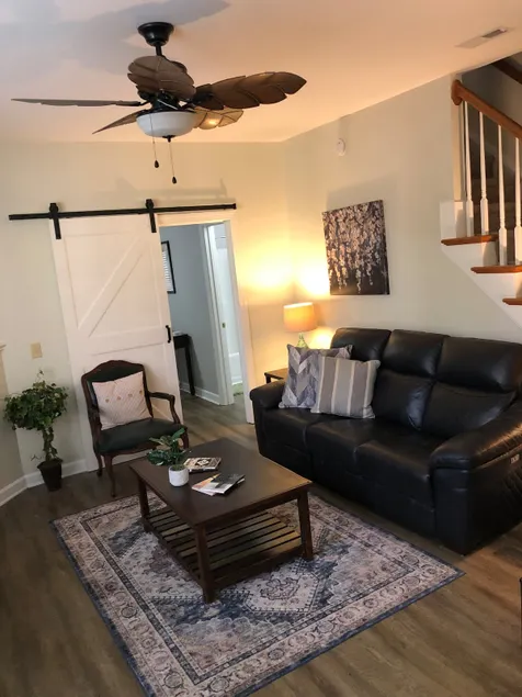 Spacious 3bd Townhome w/pool•15 min to beach & DT - Image 1