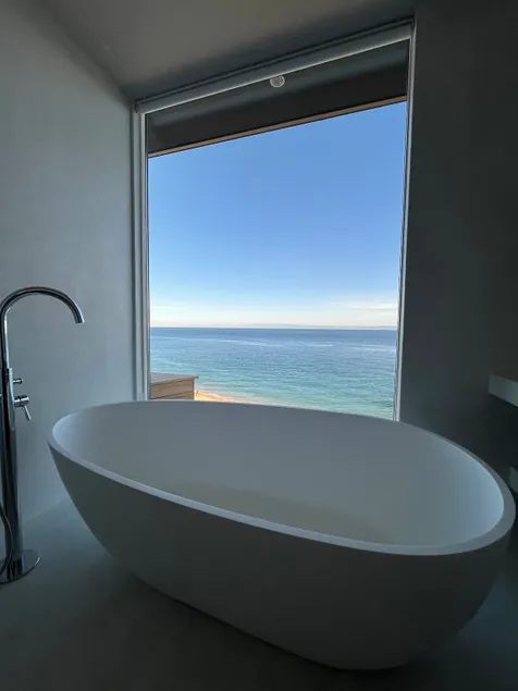 Superb ocean views and a high-ceilinged, open space! - Image 1