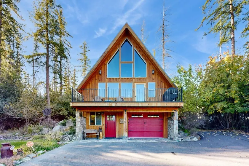 Rustic 2BR | Deck | Modern Amenities - Image 1