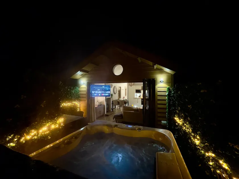 Idyllic Country Lodge with Hot Tub & Log Burner - Image 1
