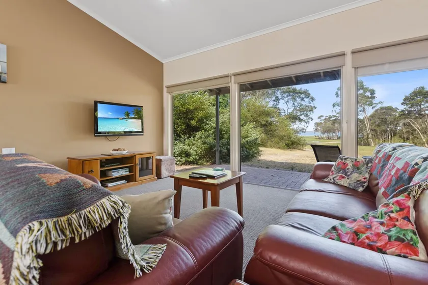Huon: 1BR lodge offering water views + more! - Image 1