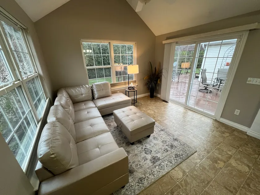 Contemporary Villa- Families & Contractors Welcome - Image 1