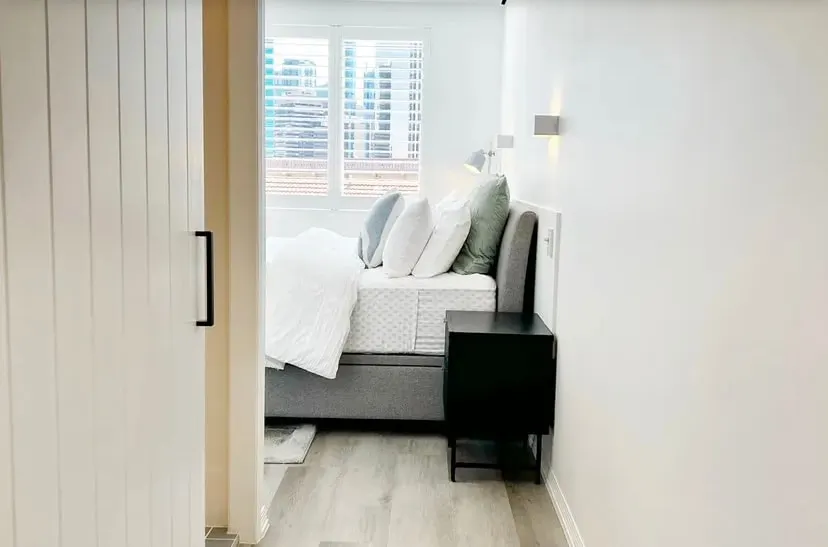 Contemporary studio apartment with city views - Image 1