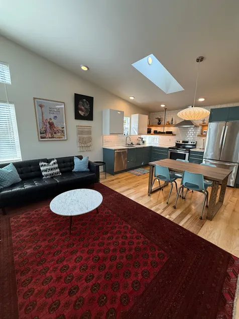 Cozy Detached Stay. Walk to Eats/Transit/Grocery - Image 1
