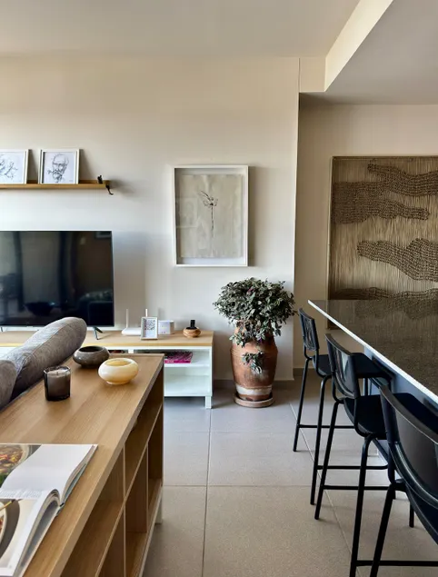 A Warm Modern Flat with Stunning City View · Bikia - Image 1
