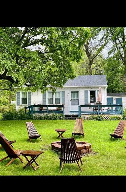Cozy Lakeside Cottage - Image 1