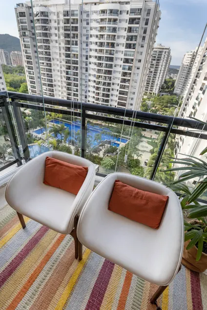 Beautiful Resort-Style Condominium Bar Near the Beach - Image 1