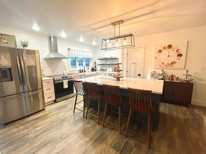 Hearth & Heartland Farmhouse on 3 private acres - Image 1
