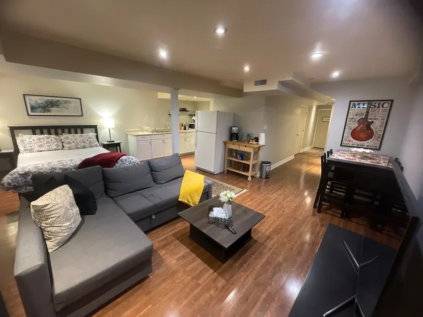 Luxurious Studio Basement in Heart of Mississauga! - Image 1