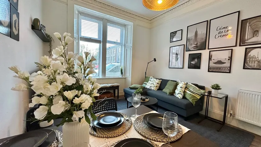 Bright and spacious apartment near Glasgow - Image 1