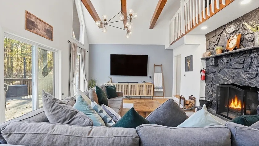 Chalet- 4BR(7beds)/Bar/Hottub/Fireplace/Pool - Image 1