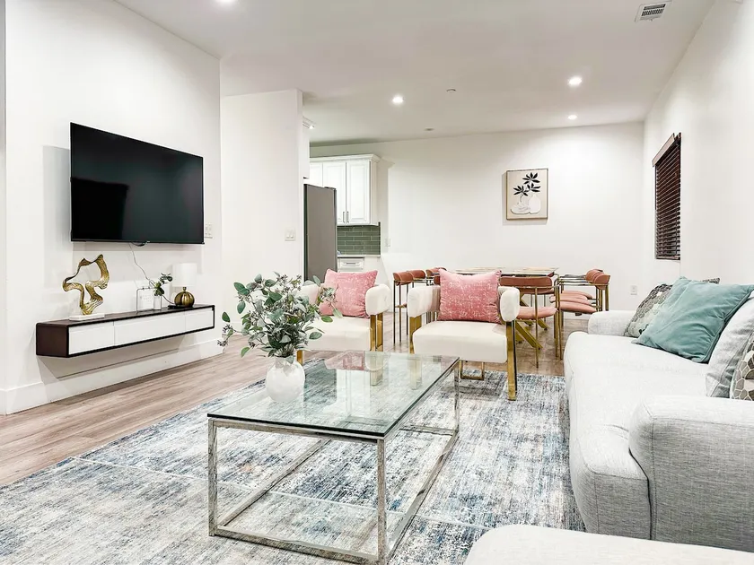 5-Star Private House 5 Rooms | Up to 18 guests - Image 1