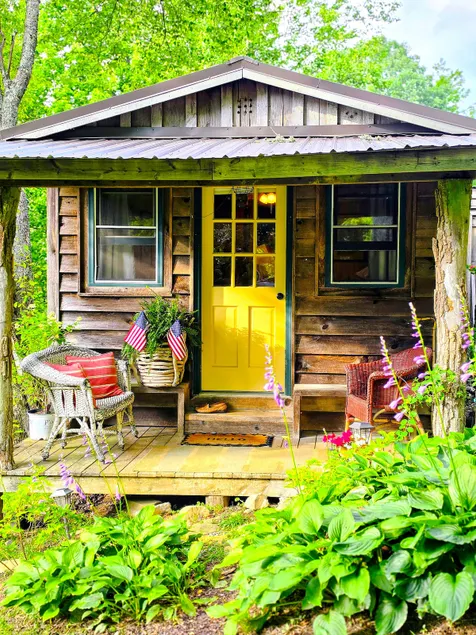Affordable charm on 3 private rolling acres - Image 1
