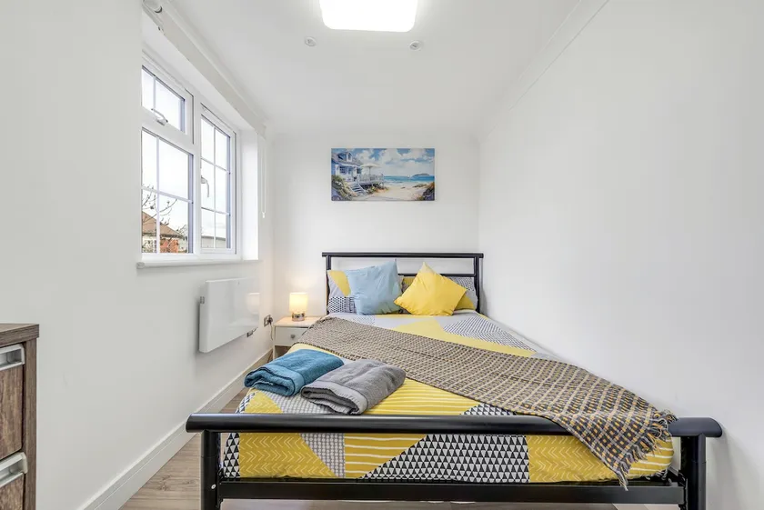 5-bedroom House in Morden, London (Zone 4) - Image 1